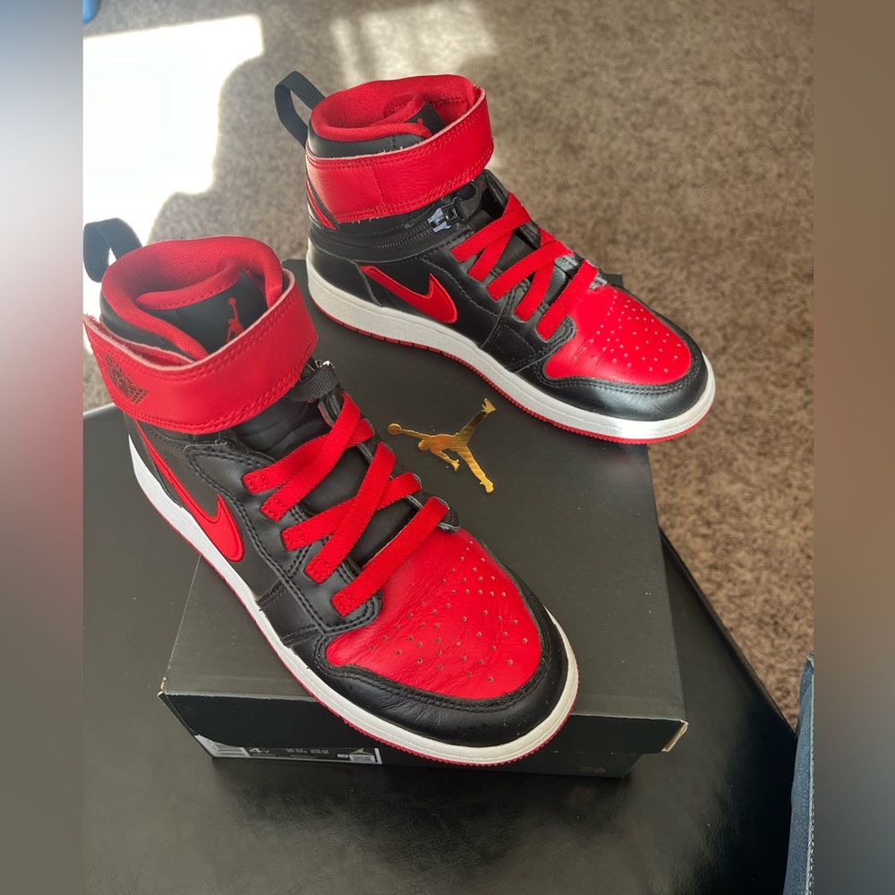 Air Jordan 1 Hi FlyEase- sz 4 youth